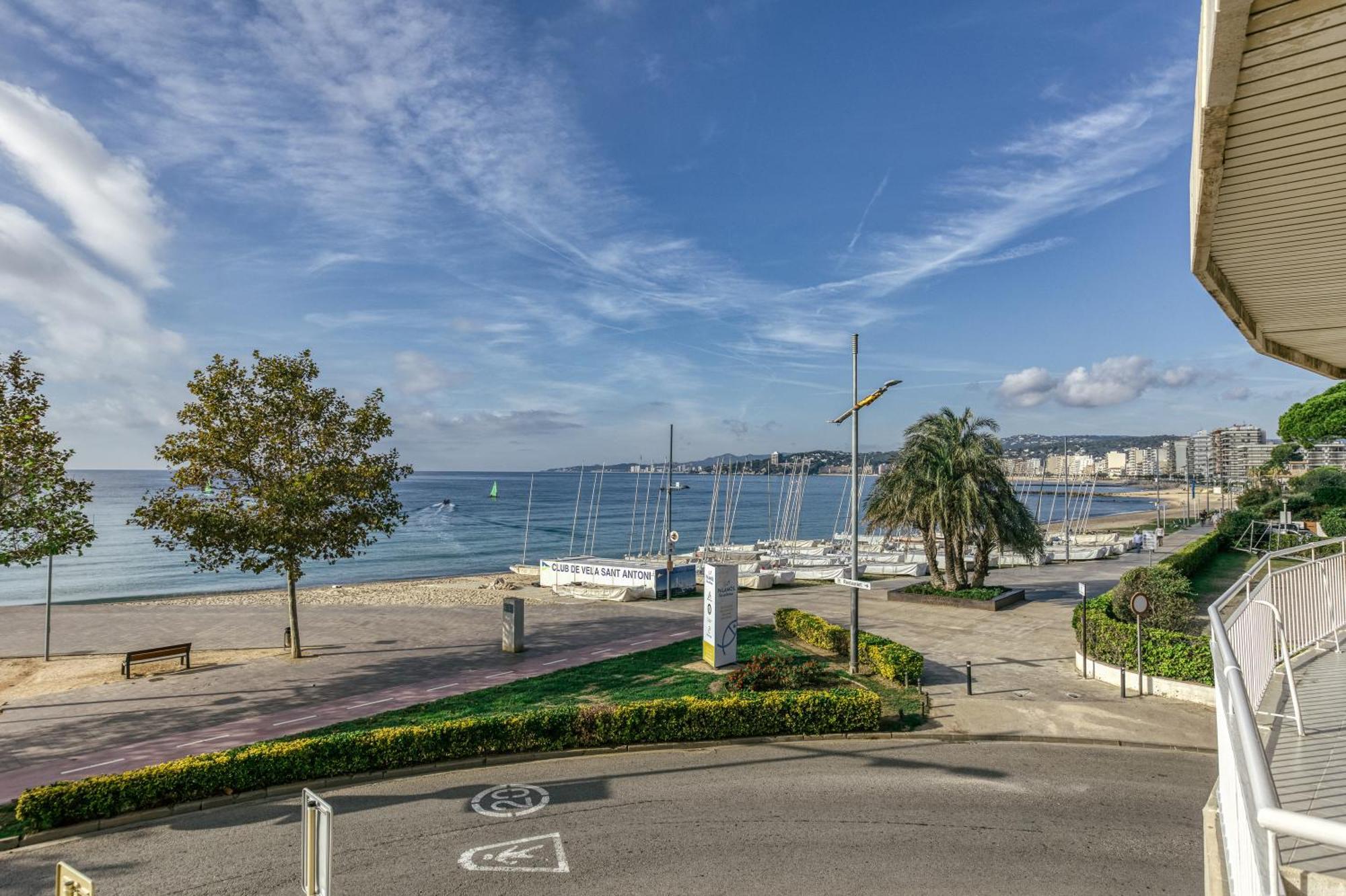 Carrer Del Mar Apartment Palamos Bagian luar foto